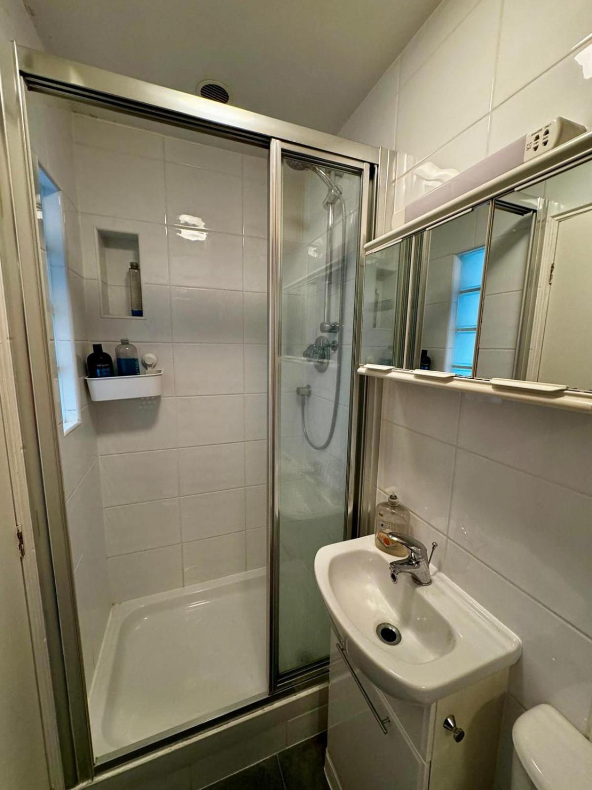 Amazing En-Suite Apartment In Finchley Central ลอนดอน ภายนอก รูปภาพ